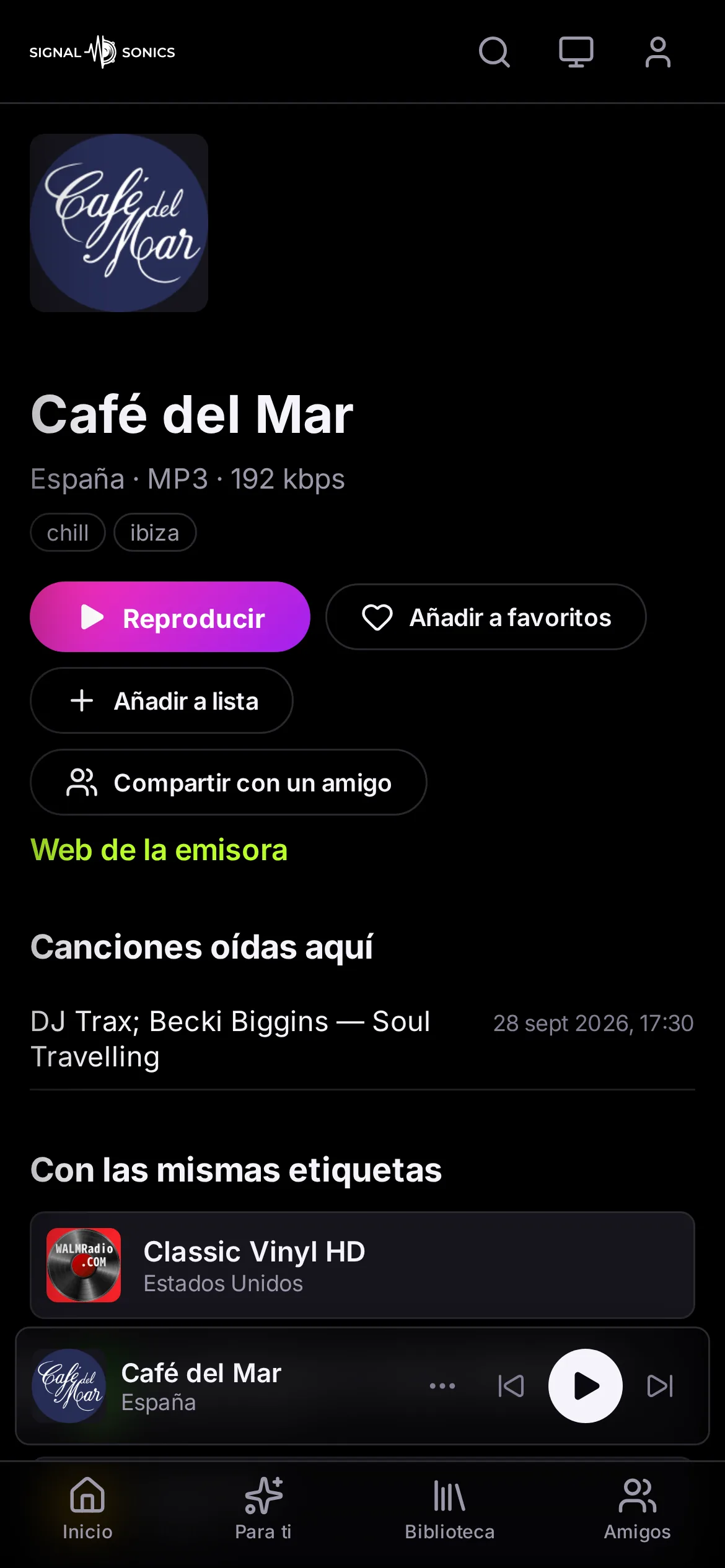 La página de la emisora Café del Mar en un móvil, con los botones de reproducir y favoritos, sus etiquetas y las canciones que sonaron