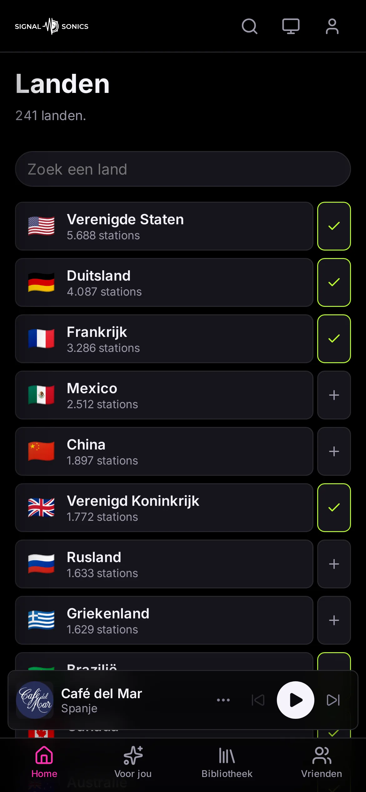 De landenlijst op een telefoon: 241 landen, elk met het aantal zenders, te beginnen met de Verenigde Staten, Duitsland en Frankrijk