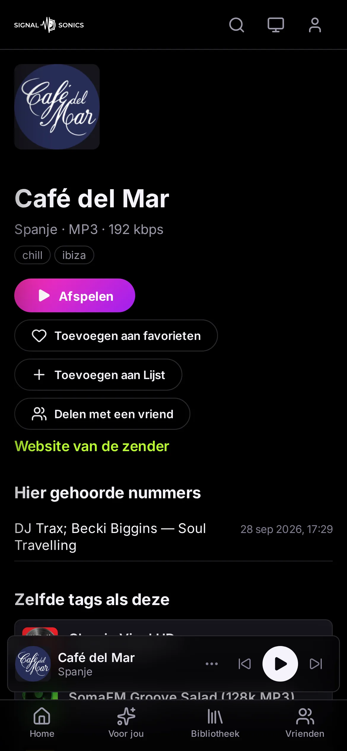 De zenderpagina van Café del Mar op een telefoon, met de knoppen voor afspelen en favorieten, de tags en de nummers die er klonken